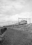 150910 Afbeelding van de electrische locomotief van de N.S. nr. 1310 (serie 1300) met rijtuigen ter hoogte van Gouda.